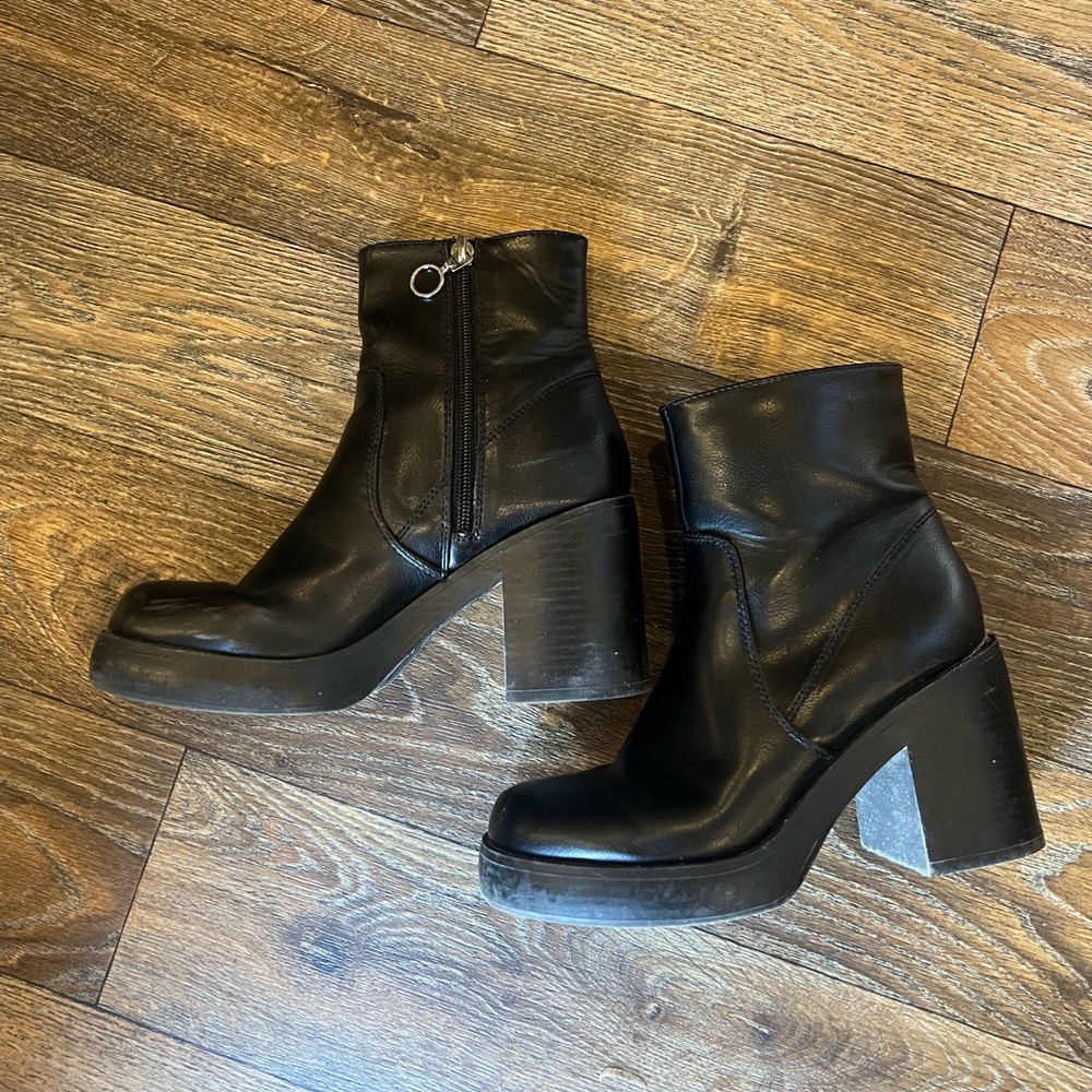 Chinesse laundry black ankle boots.